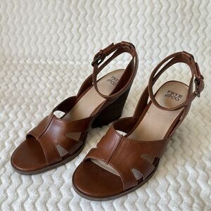 Frye and Co. Sz 7M Women Brown Gelsey Heeled Open Toe Sandals Vegan Leather EUC